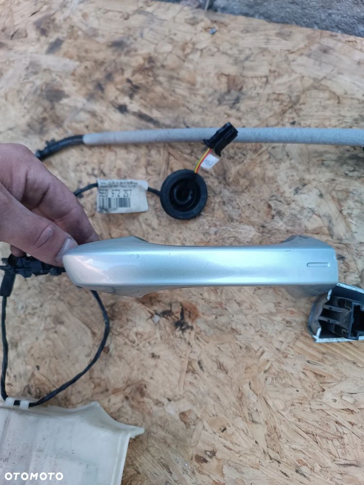 KLAMKA  PRAWY PRZÓD KEYLESS SKODA OCTAVIA III 2015 SREBRNA  EUROPA - 3