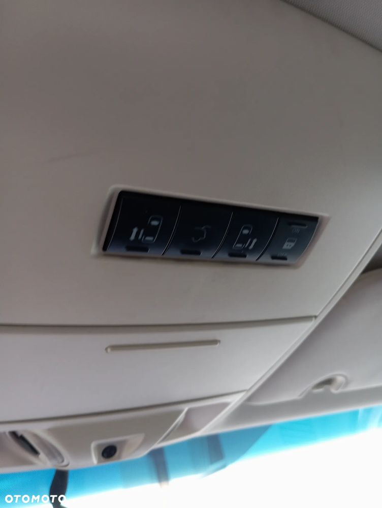 Chrysler Town & Country - 12