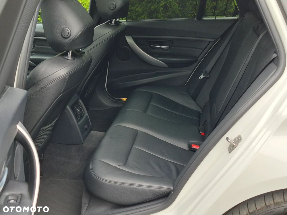 BMW Seria 3 320d xDrive - 12