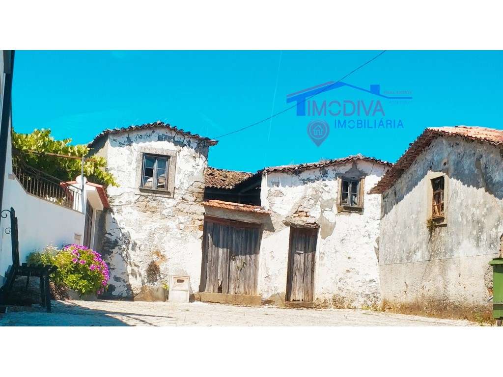 Casa T3 para reconstrução, com imenso potencial - Grande imagem: 2/37