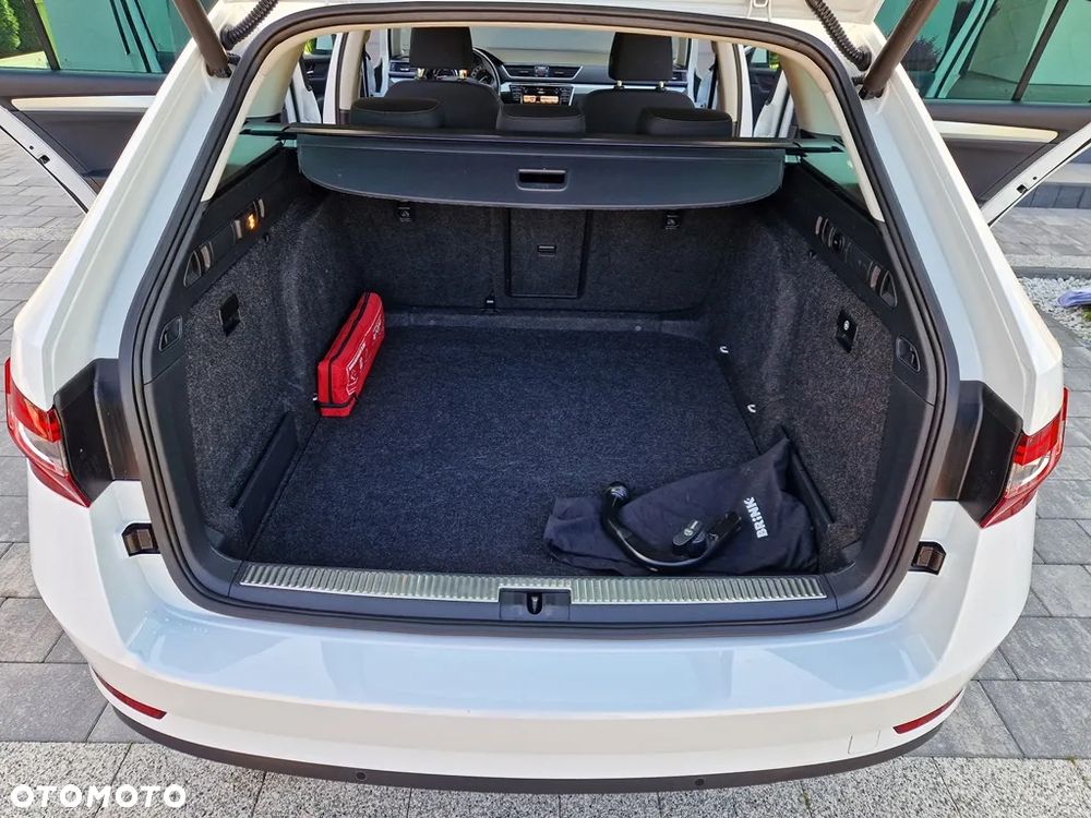 Skoda Superb Combi 2.0 TDI DSG SportLine - 24