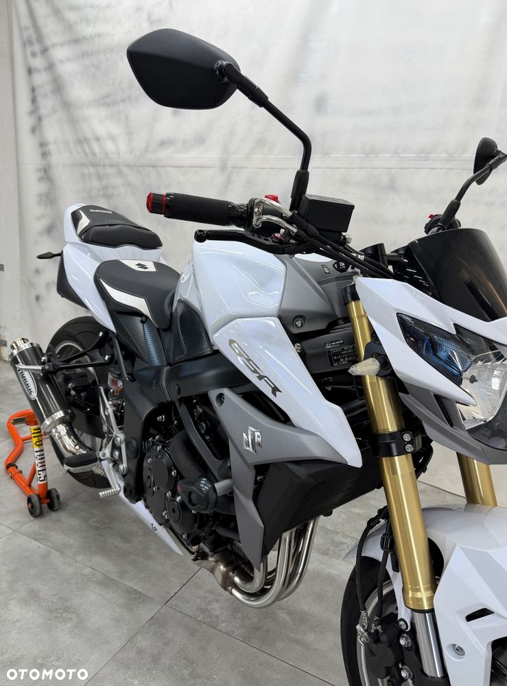 Suzuki GSR - 18