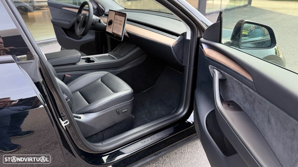 Tesla Model Y Performance Dual Motor AWD - 16