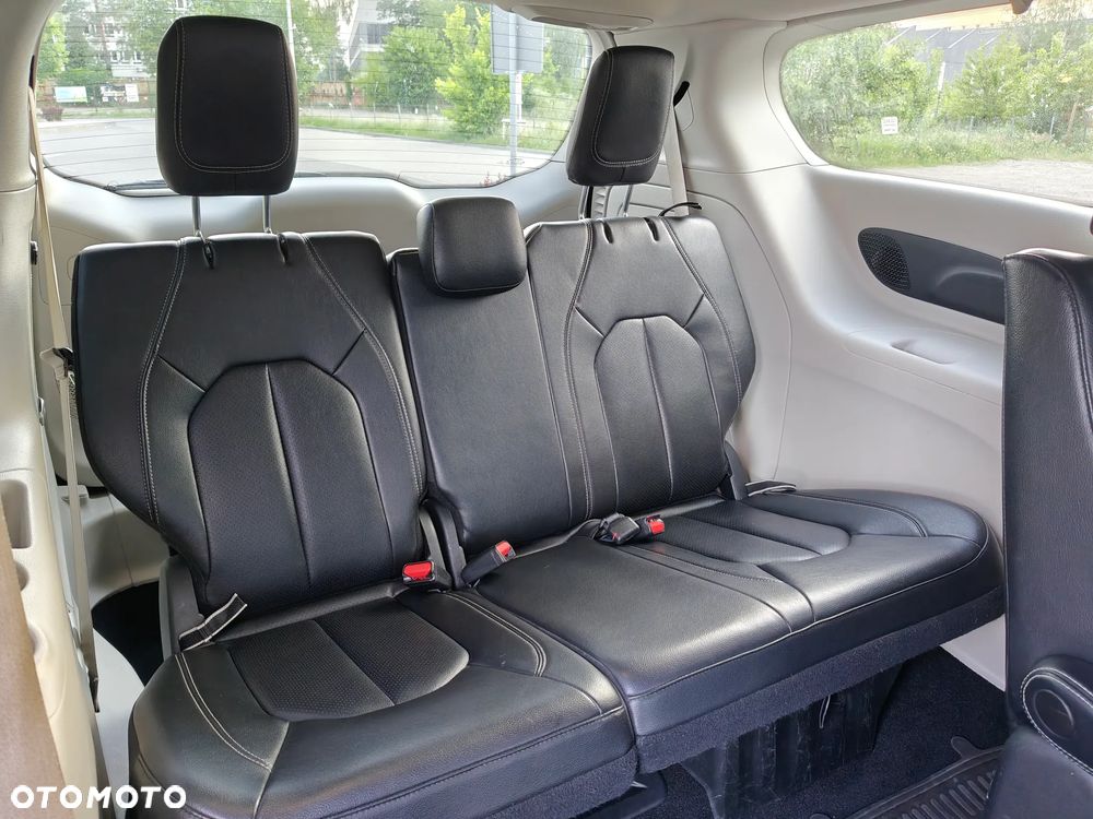 Chrysler Pacifica - 8