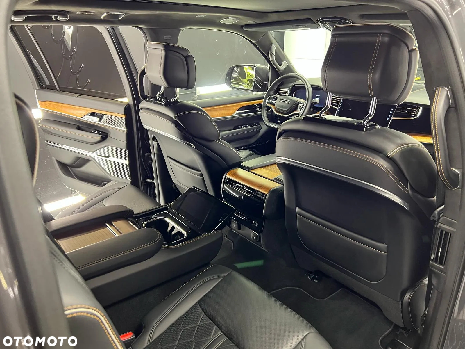 Jeep Grand Wagoneer - 2