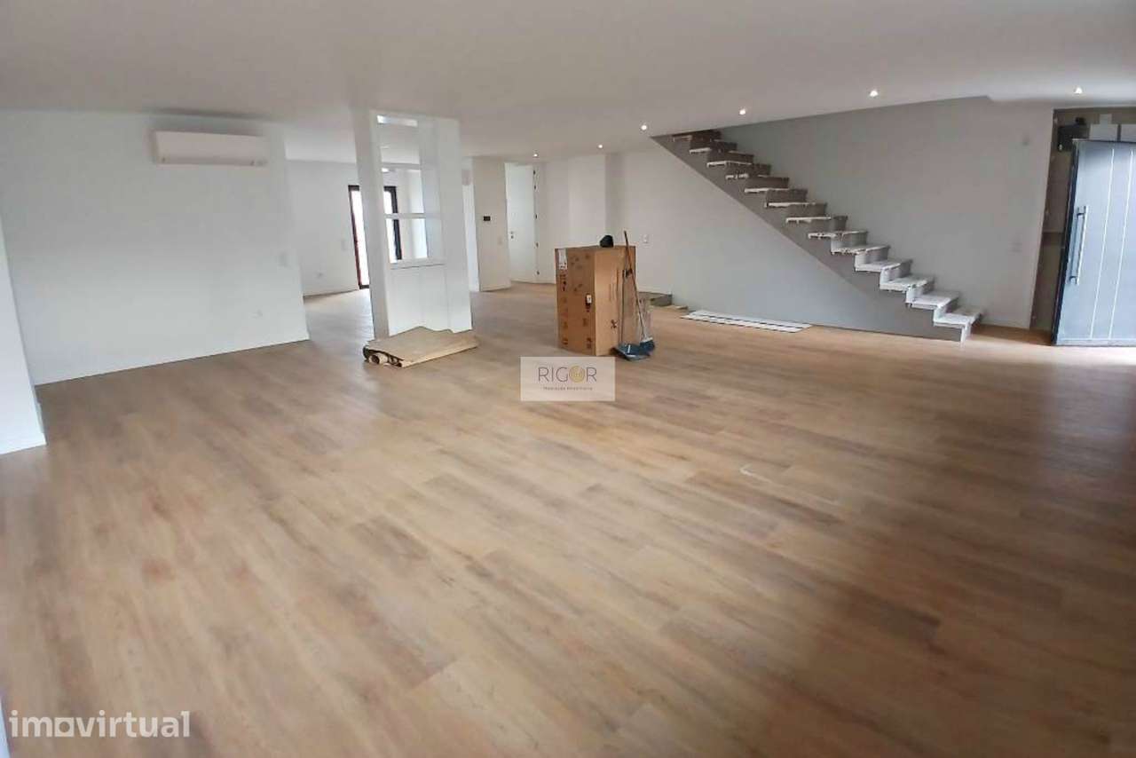 Moradia T3 de 3 frentes e jardim nova ao centro da Maia - Grande imagem: 2/29
