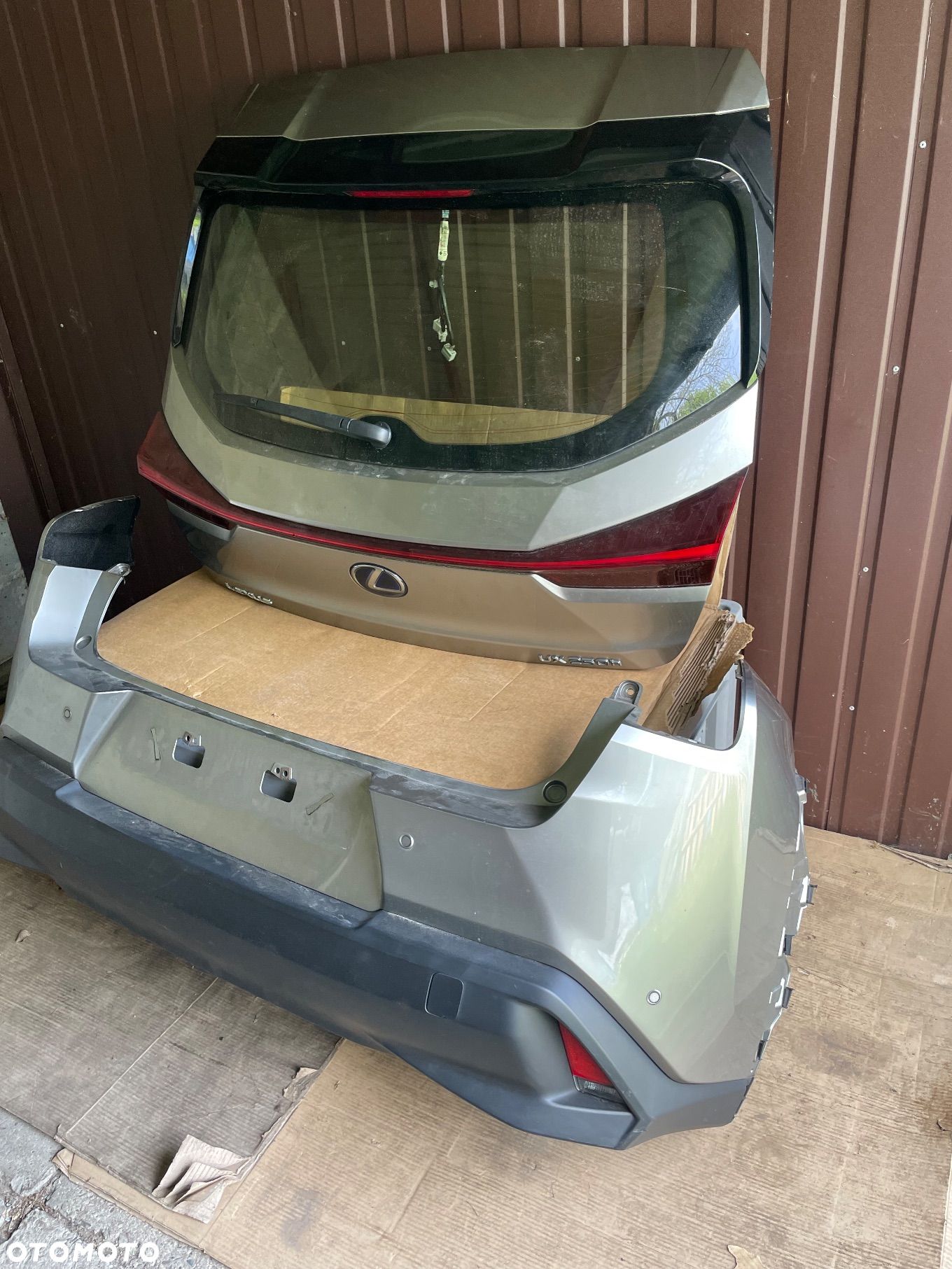 Toyota Lexus  tylna  klapa  zderzak  lampy  1J7 - 1