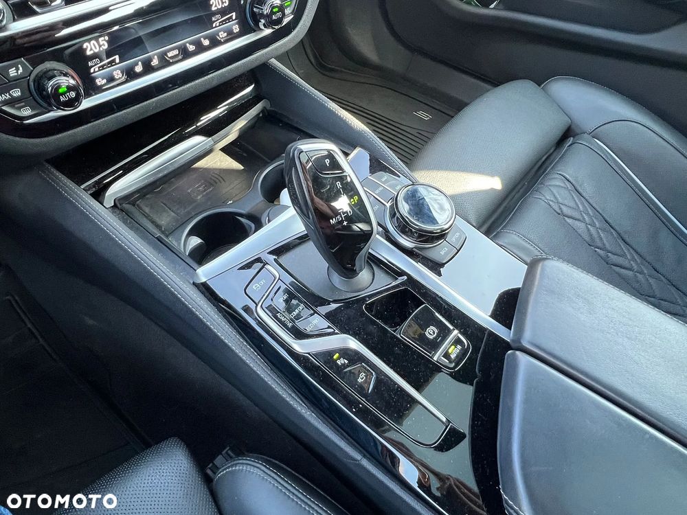 BMW Seria 5 M550i xDrive - 11