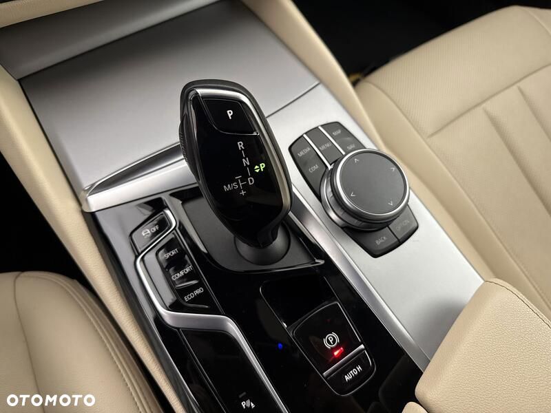BMW Seria 5 530d xDrive mHEV - 17