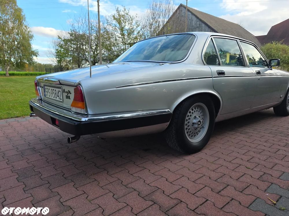 Jaguar XJ - 8