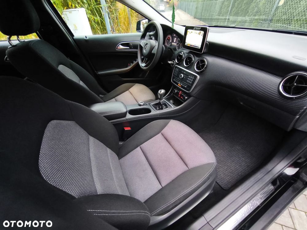 Mercedes-Benz GLA 180 Urban - 16