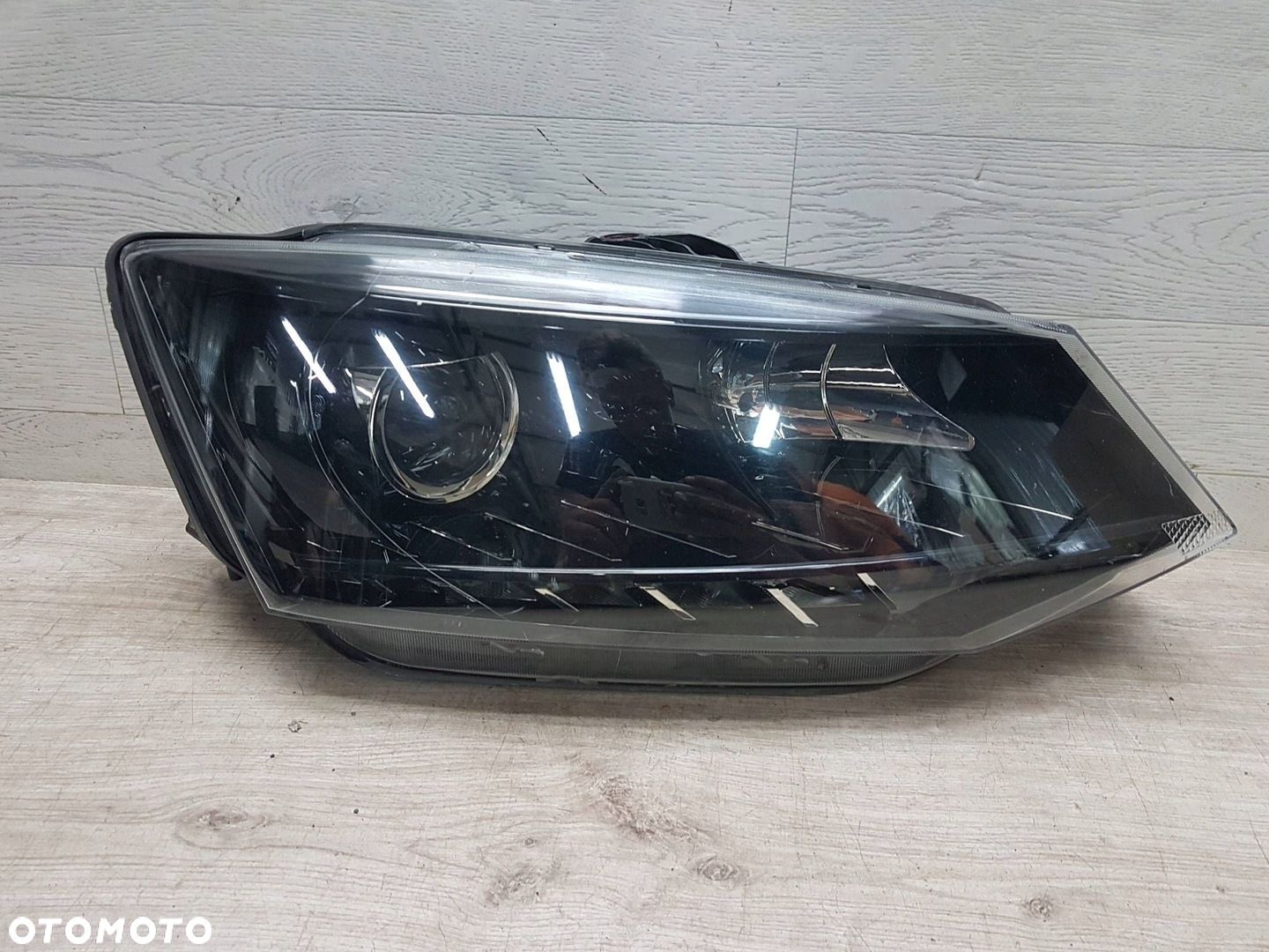 Lampa przednia prawa Skoda Fabia Mk3 NJ 6V1941016B - 1