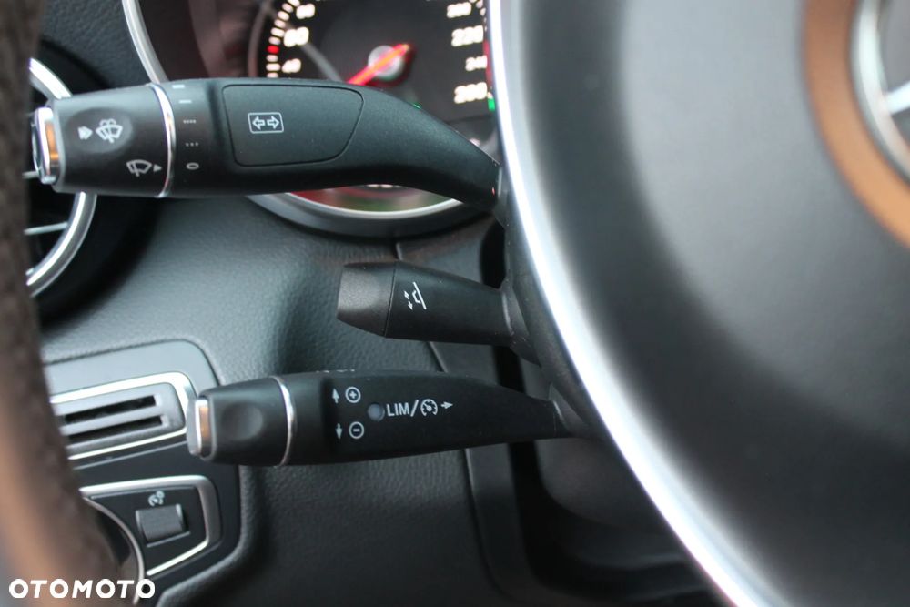 Mercedes-Benz Klasa C 200 4-Matic 9G-TRONIC - 38