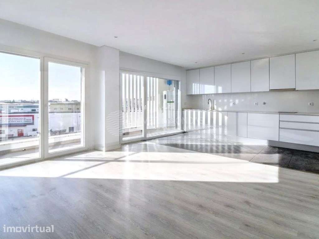 Apartamento T2 com 85 m² no 9º Andar, com Elevador e Arrecadação - Grande imagem: 2/25