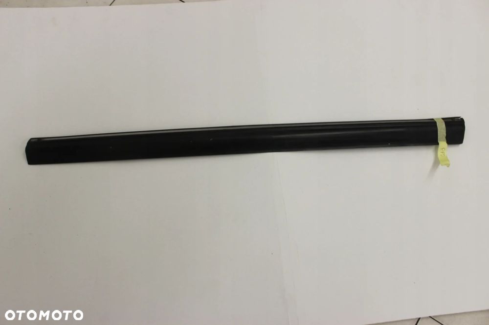 LISTWA DRZWI PRAWY PRZÓD GUMA CHROM MERCEDES W123 - 1