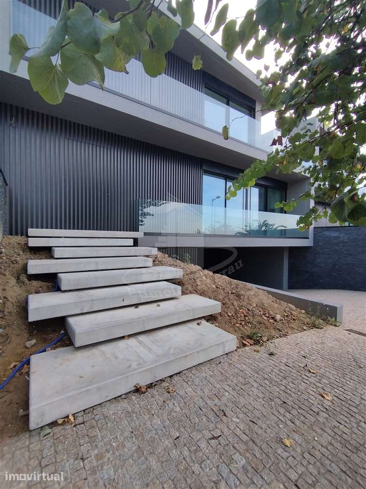 Exclusiva Moradia de Gaveto T5 com Cinema, Ginásio e Lote de 490 m² em - Grande imagem: 2/25