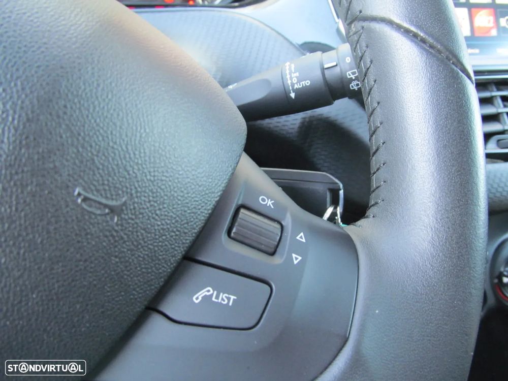 Peugeot 208 PureTech 82 Stop & Start Signature - 19