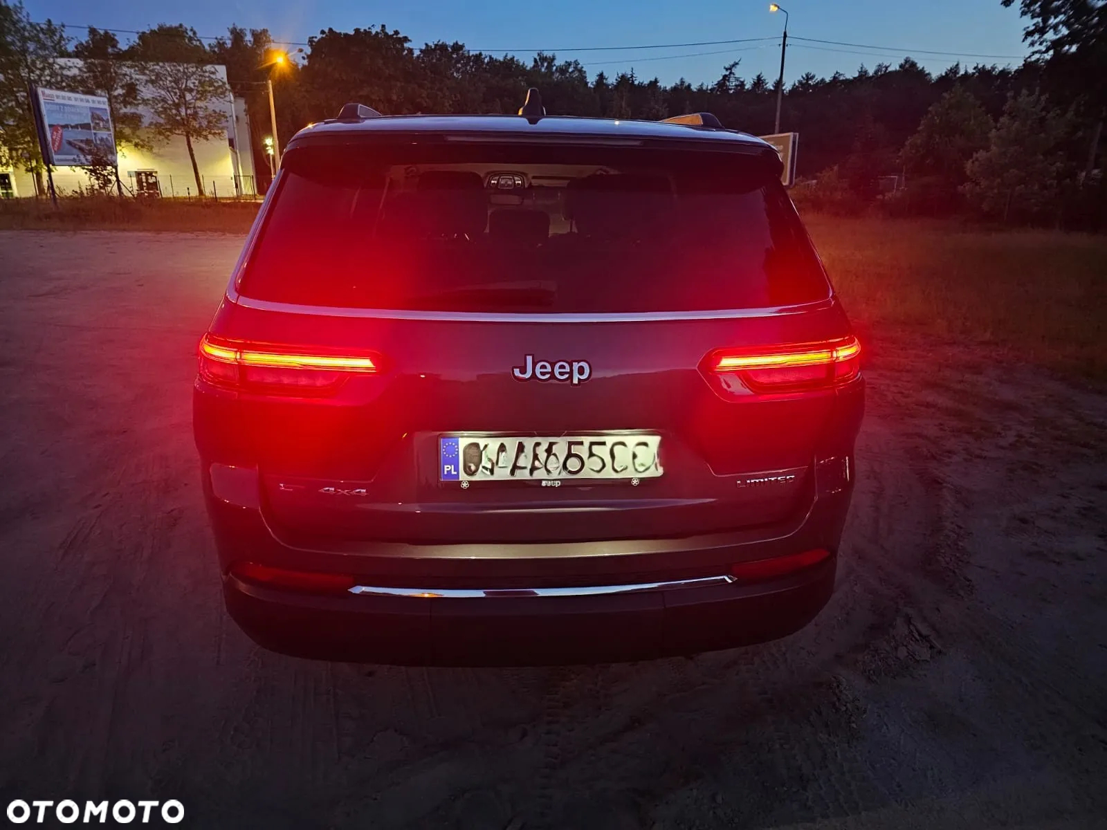 Jeep Grand Cherokee - 23