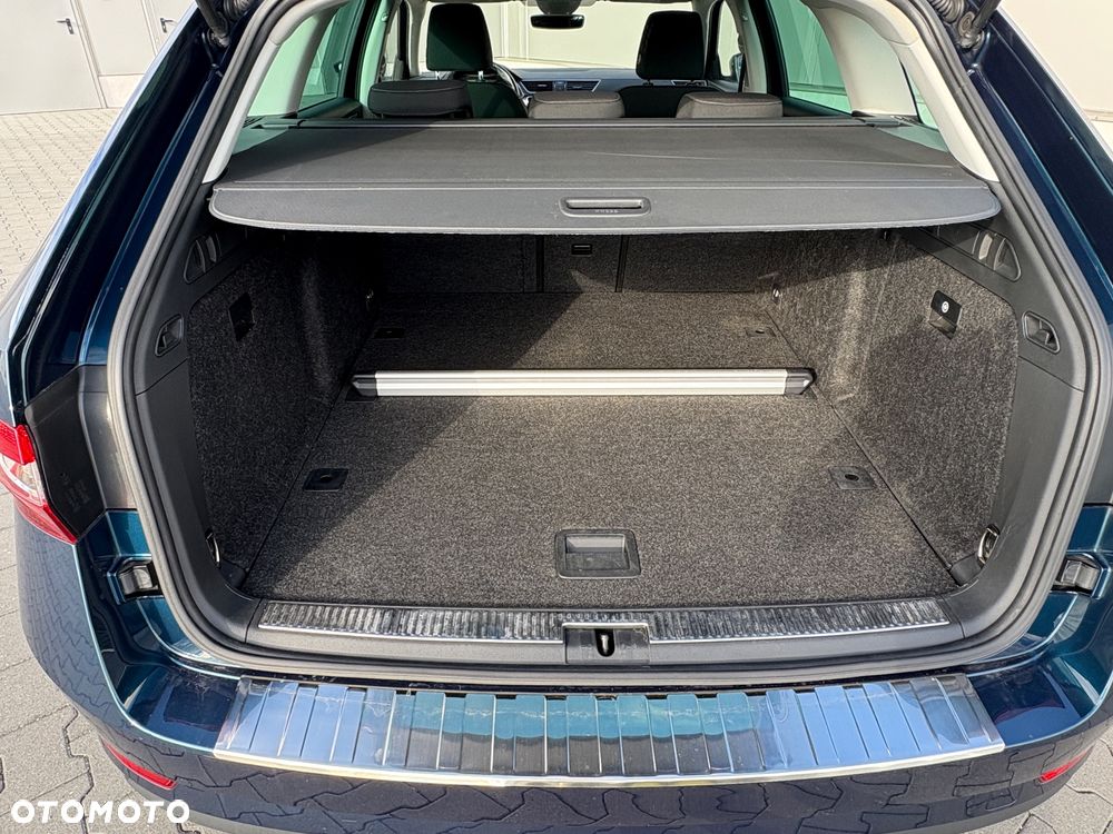 Skoda Superb Combi 2.0 TDI DSG Ambition - 33