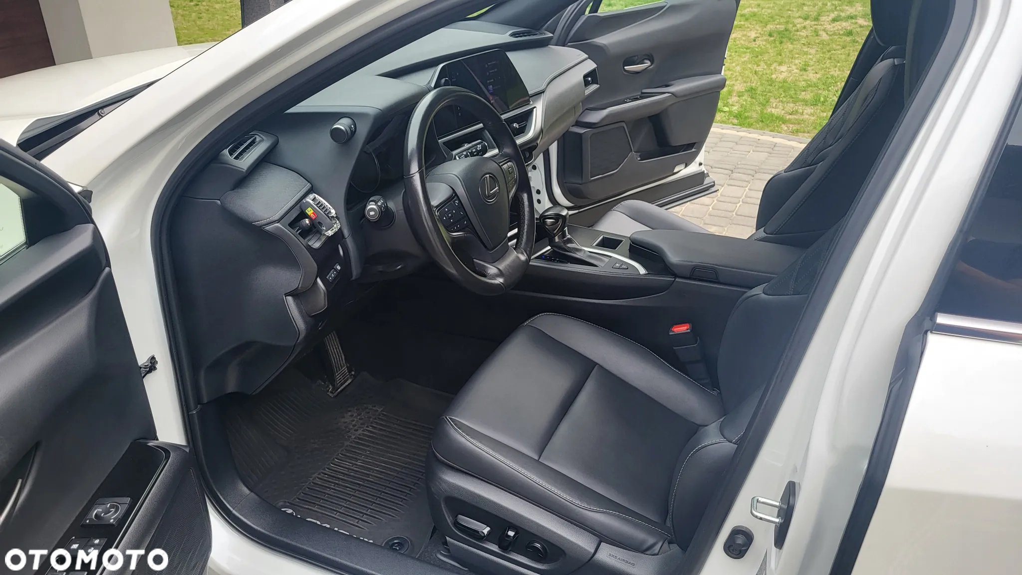 Lexus UX 250h GPF Business AWD - 24