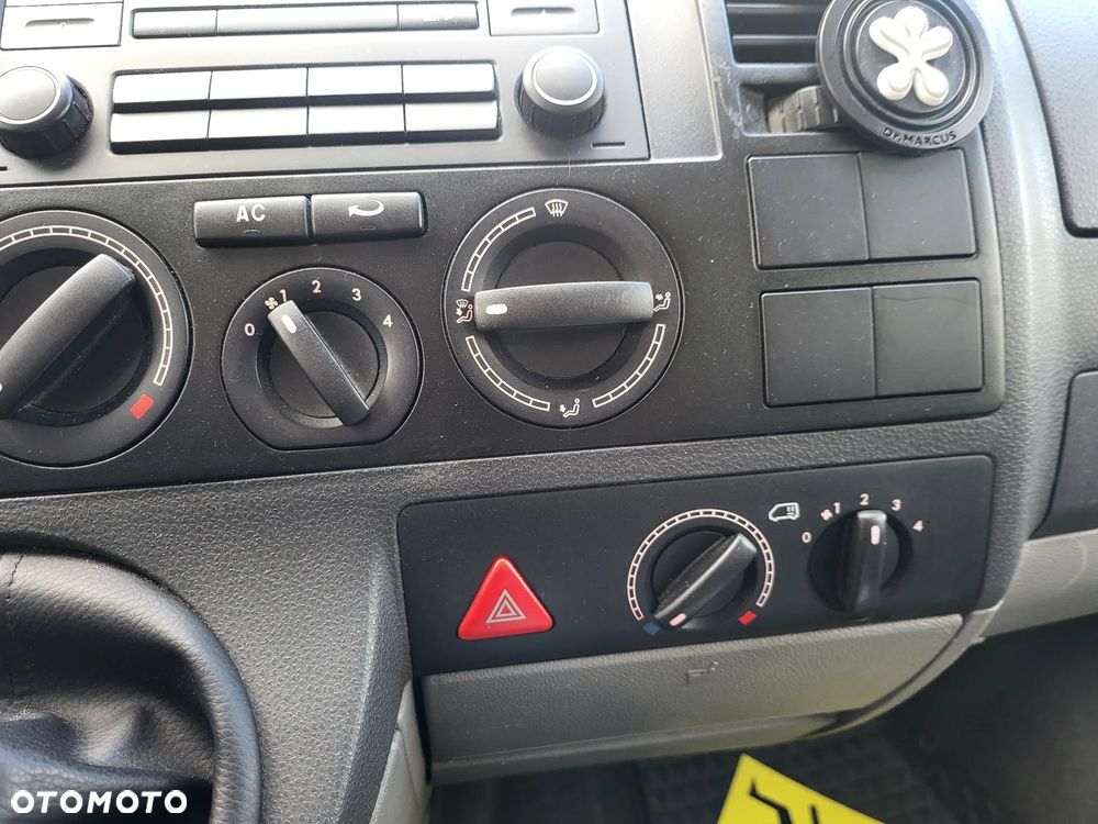 Volkswagen Caravelle - 11