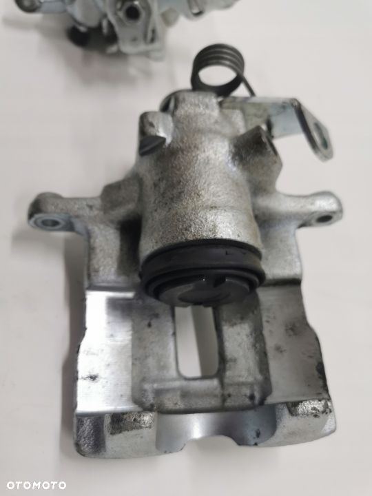 Zaciski tylne volkswagen vw t5 t6 - 2