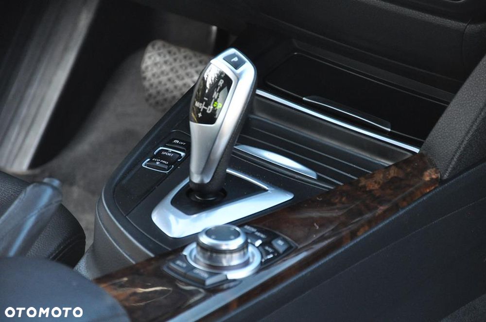 BMW Seria 3 328i xDrive Luxury Line - 19