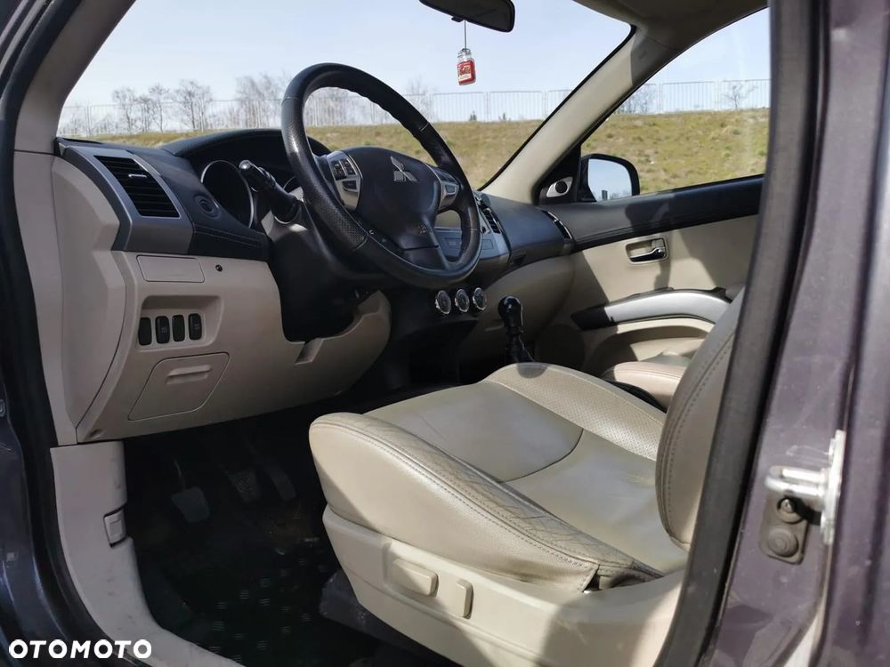 Mitsubishi Outlander 2.0 DID Instyle NAVI - 14