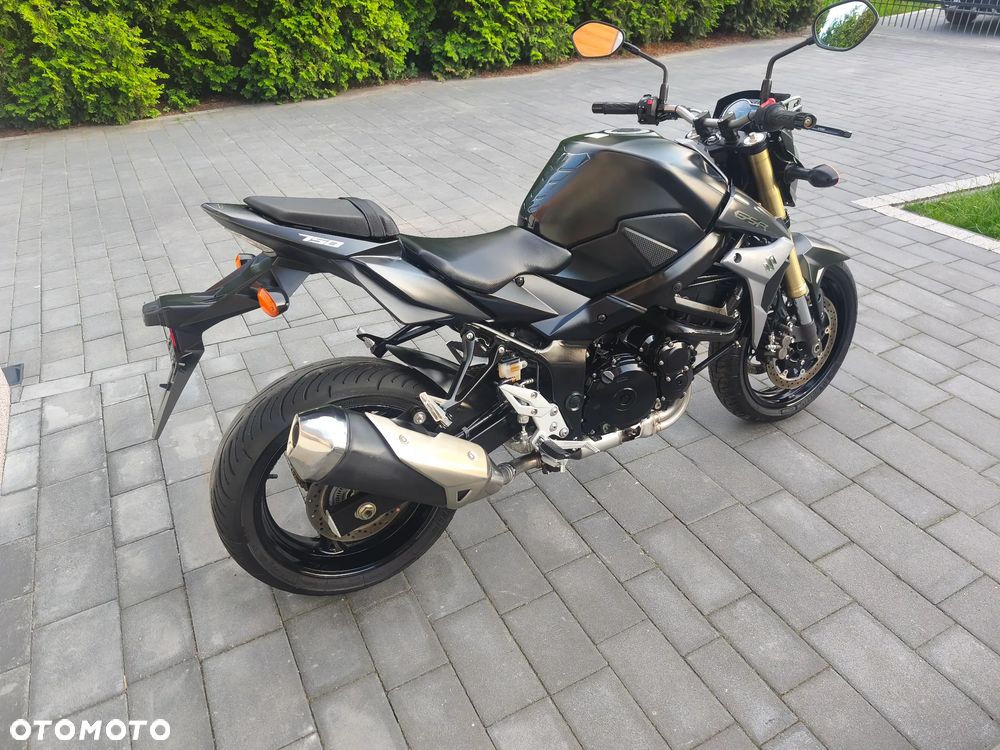 Suzuki GSR - 3