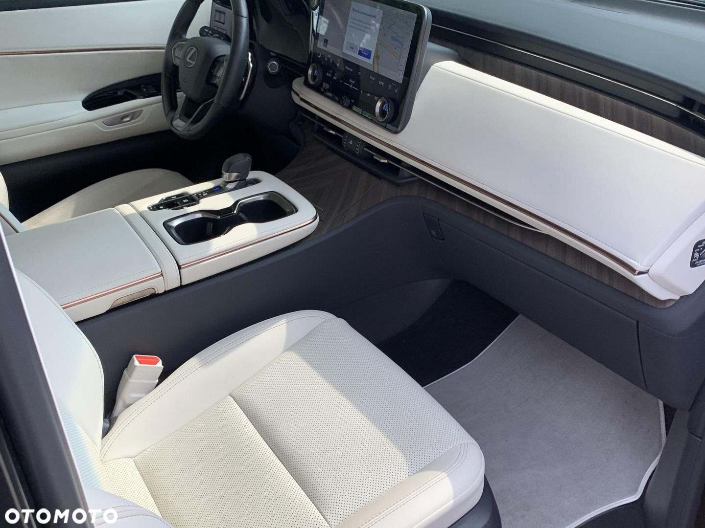 Lexus LM - 15