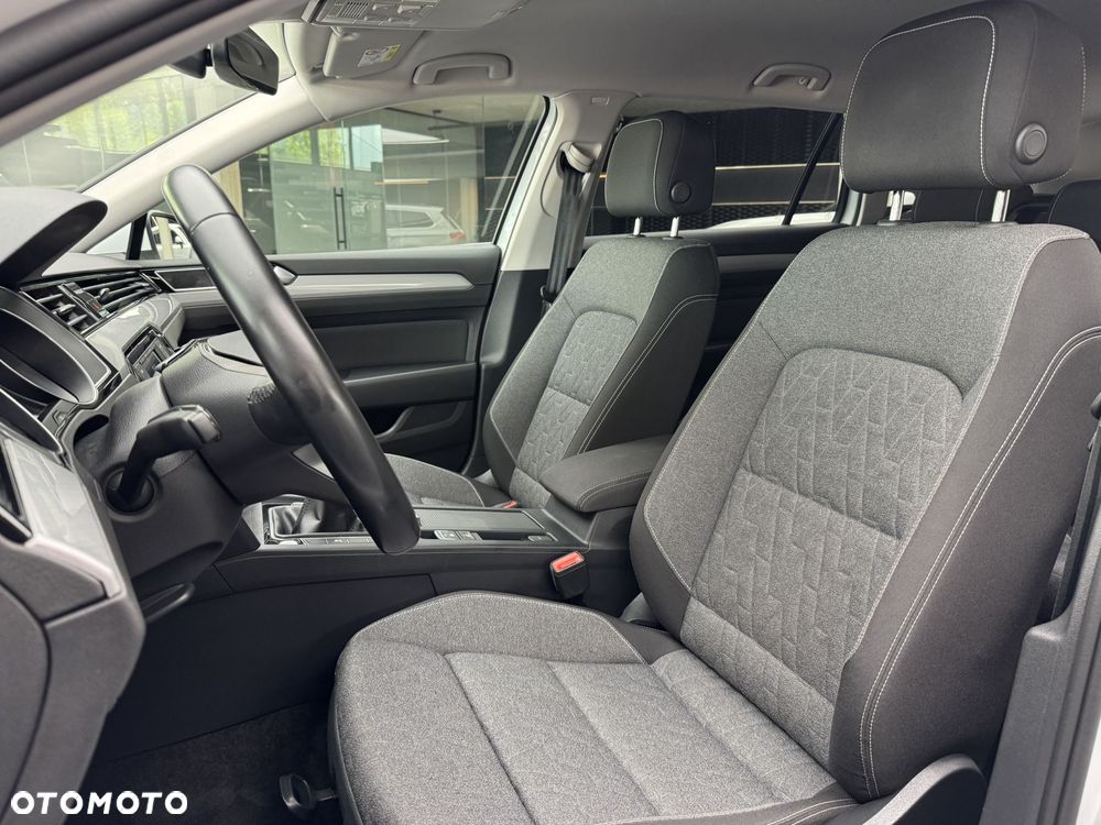 Volkswagen Passat - 12