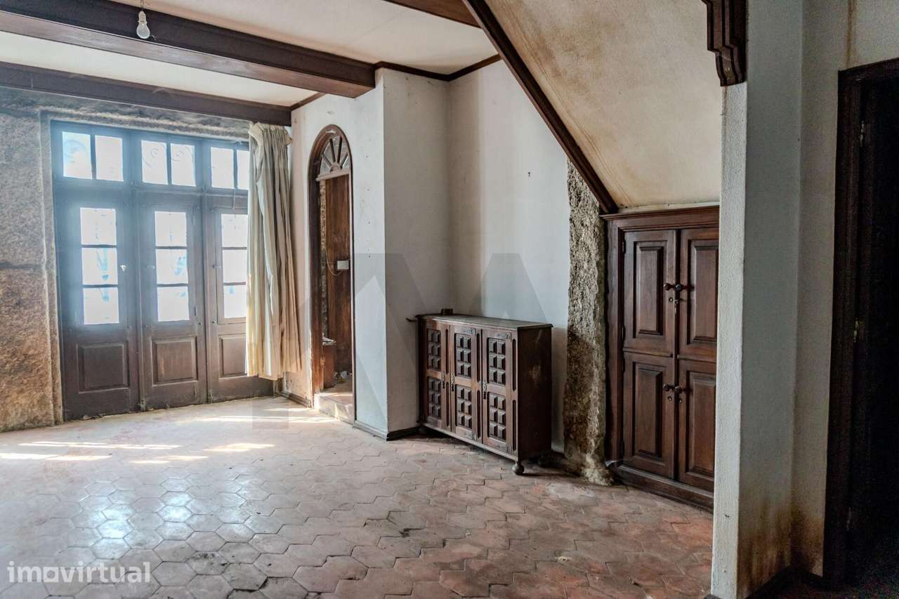 Prédio para reabilitar no centro histórico de Guimarães - Grande imagem: 4/41