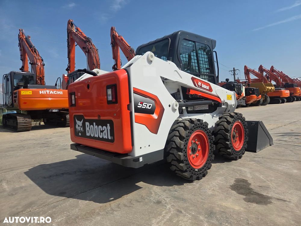 Bobcat S510, 2025, NOU, ridica 800kg, Masa operationala 3t, ANVELOPE PLINE, cabina inchisa cu AER CONDITIONAT, latime 1,7m, lungime 3,3m, inaltime 2m, motor KUBOTA 50CP, cupla rapida, furci, Jouystickuri, posibil leasing 4 ani-PROMOTIE 42.900 EUR+Tva - 2