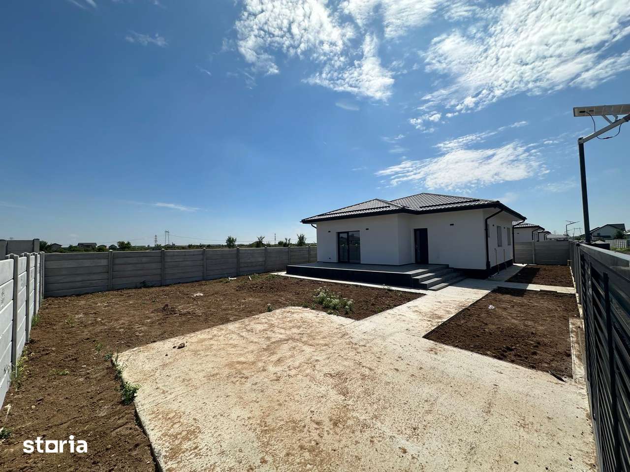 Casa in Clinceni cu incalzire in pardoseala, placa de beton si tripan - Imagine principală: 3/17