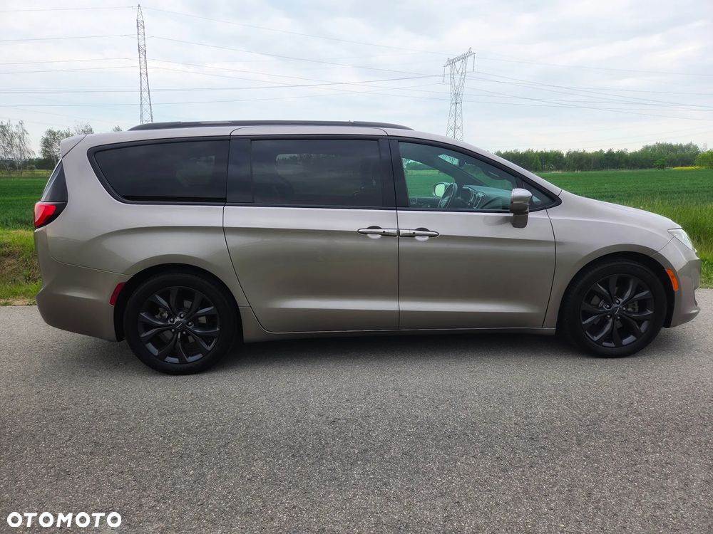 Chrysler Pacifica - 1