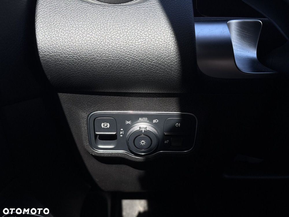 Mercedes-Benz GLB 200 7G-DCT - 11