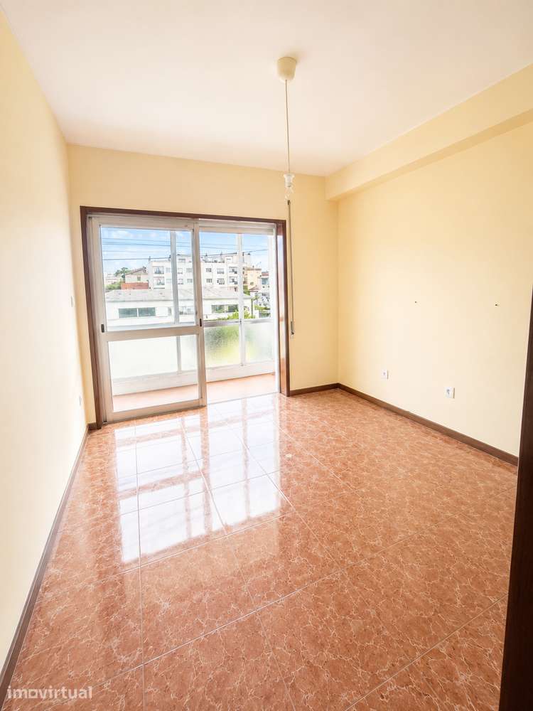 T2 com varanda, garagem e segurança em São Mamede - Grande imagem: 5/14