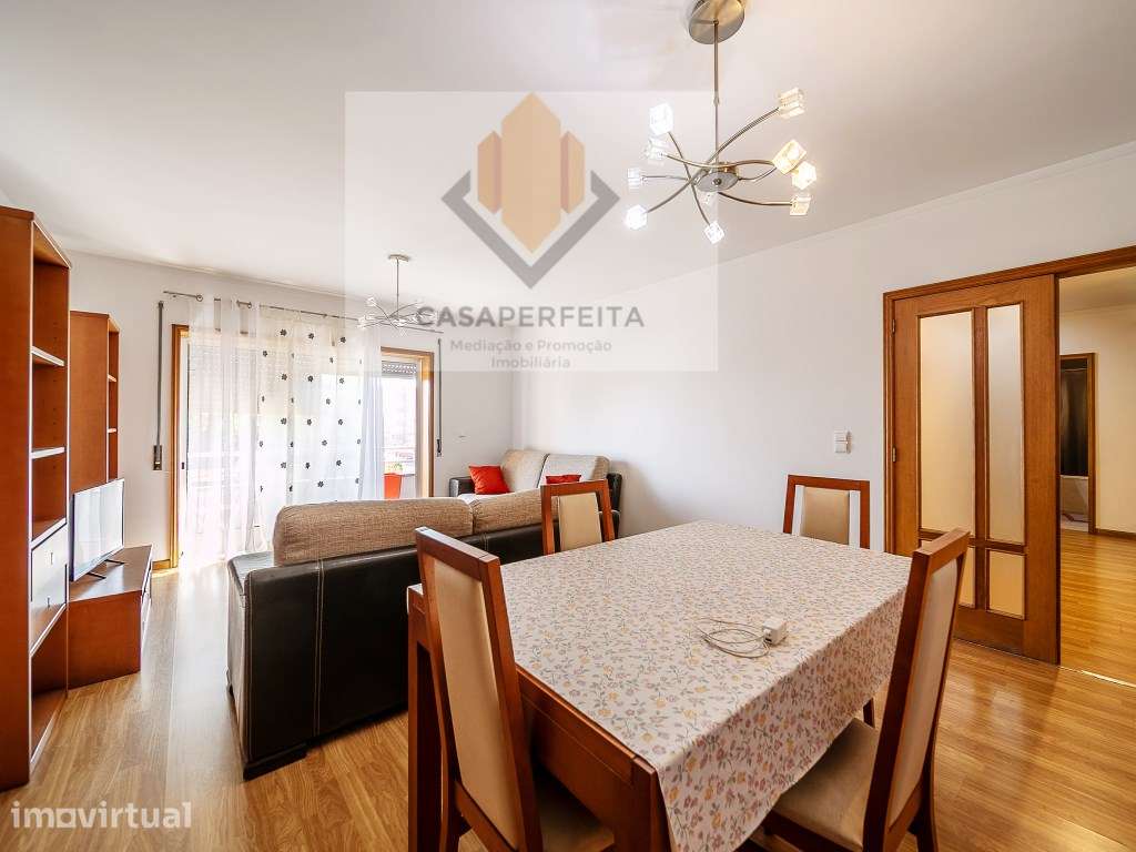 Apartamento T2 com Varanda, Lugar de Garagem e Arrumo - Seixezelo - Grande imagem: 2/28