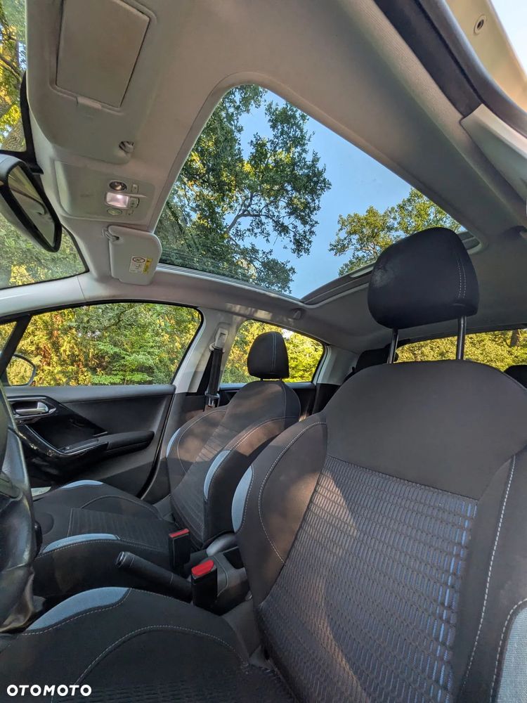 Peugeot 208 2015 photo 3