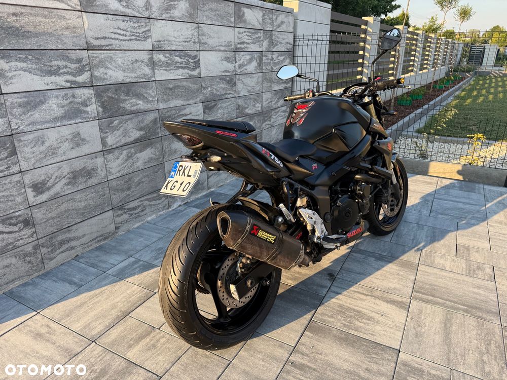 Suzuki GSR - 9