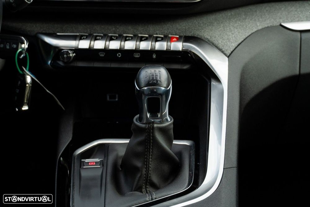 Peugeot 3008 1.2 PureTech Allure Pack - 32