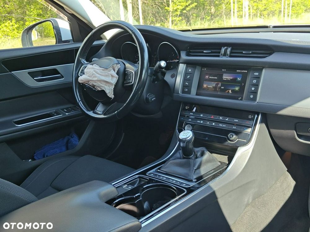 Jaguar XF - 12