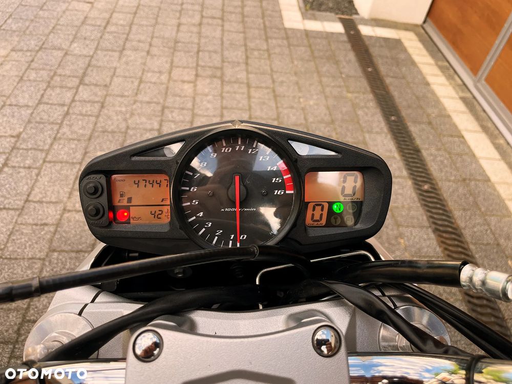 Suzuki GSR - 8