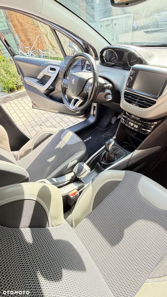 Peugeot 2008 1.2 Pure Tech Allure S&S - 12