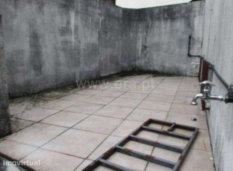Casa geminada, 2frentes, 2entradas, 2pisos, T1 terraço, esp. comercial - Grande imagem: 3/8