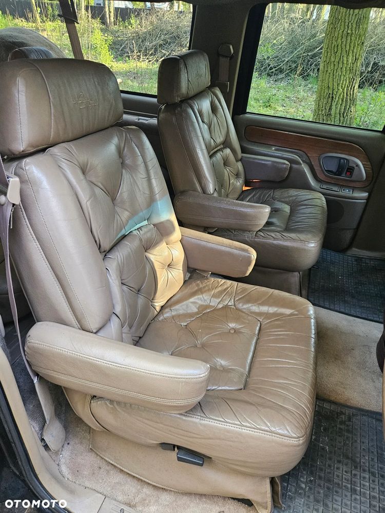 Chevrolet Suburban - 12