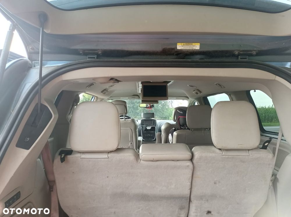 Chrysler Town & Country - 6
