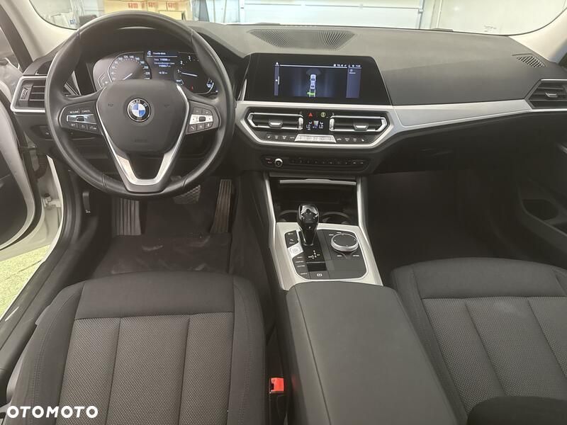 BMW Seria 3 318i - 22