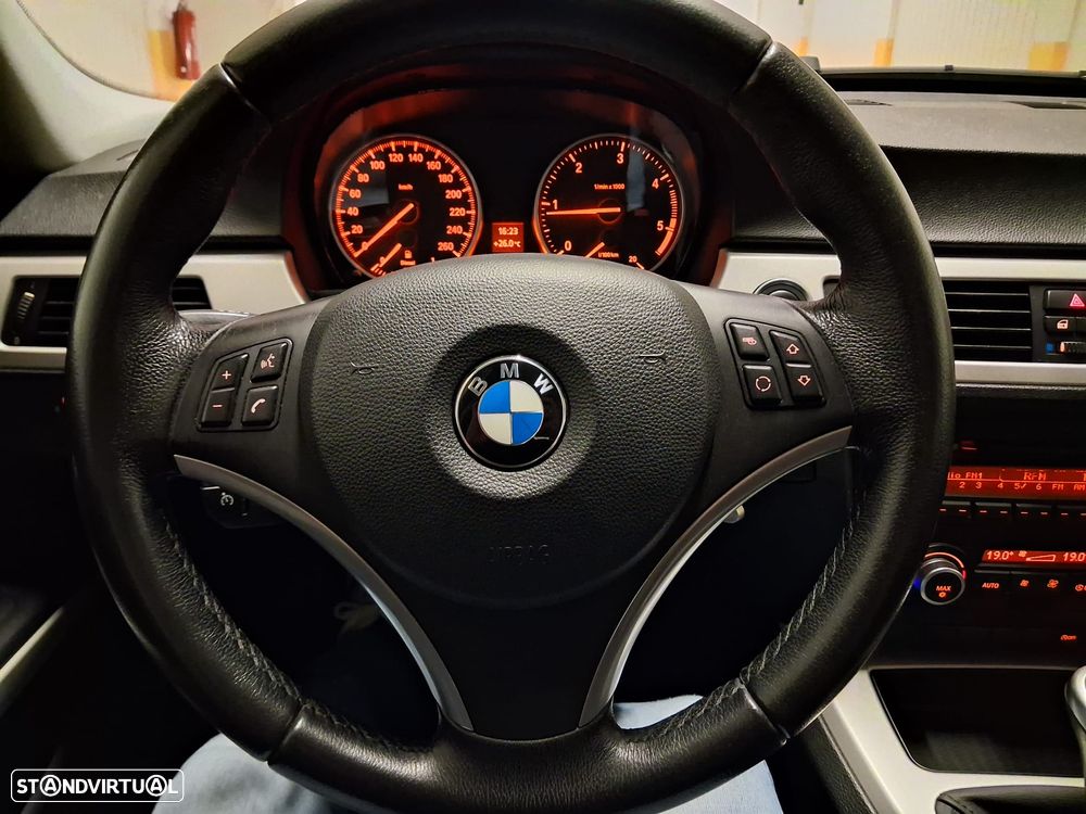 BMW 318 d Dynamic - 13