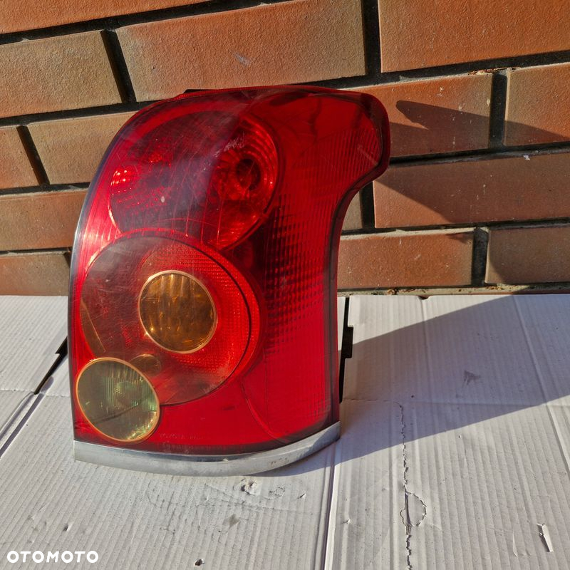 Lampa prawa tylna Toyota Avensis T25 kombi - 3